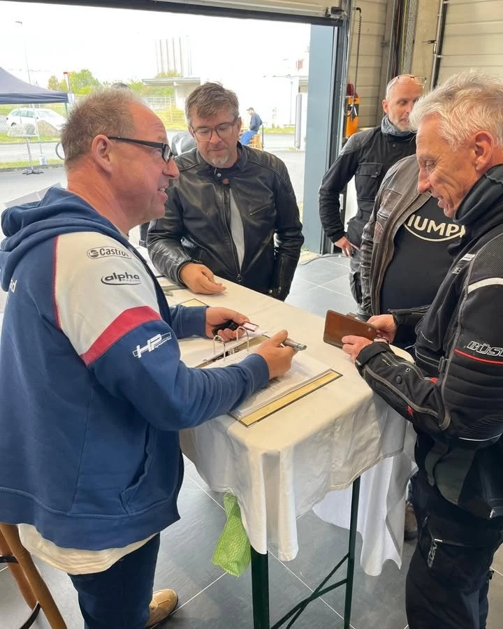 Vorschaubild für Post - Kurvenausklang bei Triumph: Sonne, volle Parkplätze und unzählige Gespräche rund ums Motorradfahren – unser Kurvenausklang hat gezeigt, wie aktiv unsere Triumph Community ist. 🤘
Besonders gefreut hat uns, wie viele von euch die Gelegenheit genutzt haben, unsere Triumph Modelle bei Probefahrten kennenzulernen – 20 Minuten pure Fahrfreude. Quasi wie ein erstes Date – nur mit garantiertem Fun-Faktor.😄
Unsere Rabattaktion auf unsere Bekleidungskollektionen fand bei euch großen Anklang. Von T-Shirts über Lederjacken bis hin zu Helmen und Stiefeln – vieles ging weg wie warme Semmeln. So ist Platz geschaffen für die neue Kollektion.😉
Vor allem wollen wir Danke sagen! Danke an alle, die vorbeigeschaut haben und den Tag zu einem gelungenen Saisonausklang gemacht haben. Und ein Extra-Dank an unsere Aussteller, die den Tag zusätzlich bereichert haben. 💐
Eine Fotogalerie haben wir auf unsere Homepage vorbereitet. Schaut dazu am besten unter folgendem Link vorbei: https://www.becker-tiemann-motorrad.de/rueckblick.../
#Herbstfest #beckertiemannmotorrad #Paderborn #Lage #BielefeldSennestadt #Einbeck