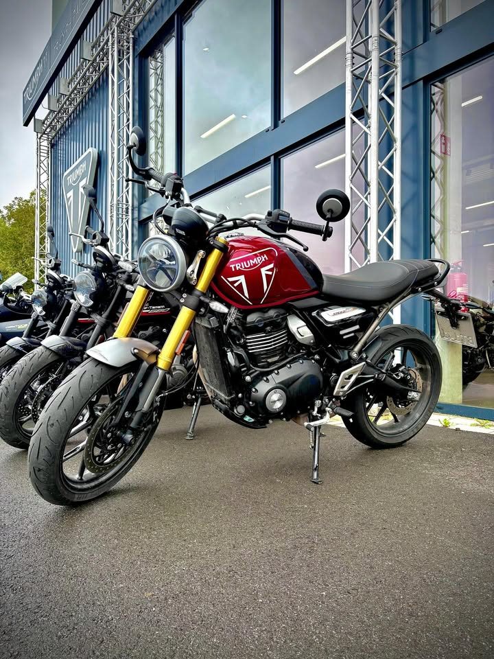 Vorschaubild für Post - 🏍💨 Unsere Triumph Speed 400 sucht ein neues Zuhause!
Sie war ein treuer Begleiter in unserer Vorführerflotte, hat vielen Probefahrern ein breites Grinsen ins Gesicht gezaubert – und ist jetzt bereit für ihr nächstes Kapitel. 😎
Unsere Triumph Speed 400 steht ab sofort zum Verkauf – natürlich zu einem attraktiven Vorführerpreis! 🔥
👉 Wenn du mehr wissen willst oder sie live sehen möchtest, ruf einfach Maurice Weise an: 📞 05251 / 54500-94
#TriumphSpeed400 #BeckerTiemannMotorrad #Speed400 #Vorführer #triumphdeutschland