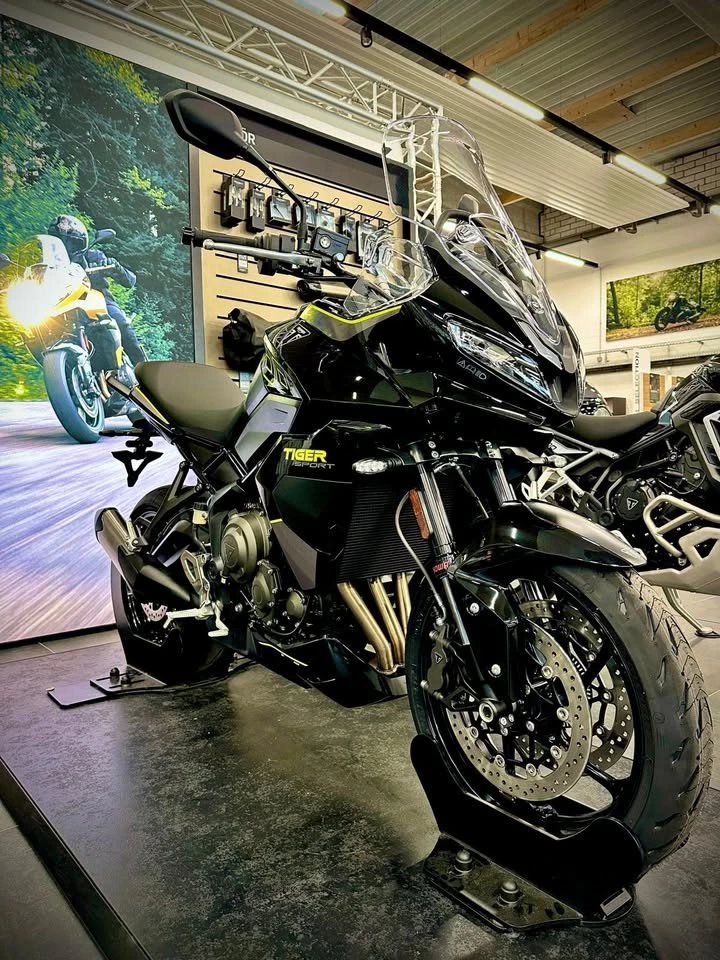 Vorschaubild für Post - Zum ersten Mal haben wir eine Triumph Tiger Sport 800 als Lagermotorrad in Paderborn stehen. Das bedeutet für dich: Du kannst sie dir hier bei uns einfach mal anschauen – und ab sofort verfügbar wäre sie auch! #weihnachtenundso🤩

Die Tiger-Maus ist sportlich, tourentauglich und leicht zu handeln – 
demnach ist sie für wirklich jeden zugänglich. 

Also, komm einfach mal zum Streicheln vorbei. Vielleicht funkt's ja zwischen euch! 😉

👉 Wenn du mehr wissen willst, steht dir unser Verkaufsteam gern Rede und Antwort unter:📞 05251 / 54500990