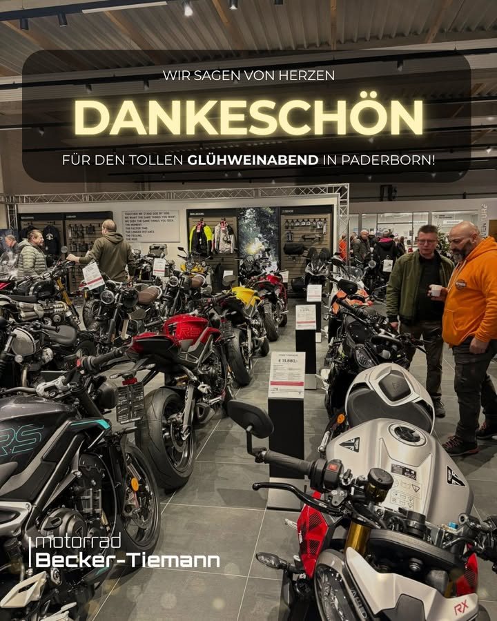 Vorschaubild für Post - Rappelvoll war unsere "Triumph-Hütte" am Freitag!
Vielen lieben Dank, dass ihr so zahlreich erschienen seid. Unsere Erwartungen wurden bei Weitem übertroffen - deswegen gingen uns am Ende auch Waffelteig und Tassen aus! 😄

Ein besonderer Star🌟des Abends war natürlich die neue Street Triple 765 RX. So schön, wie sie in unserem Showroom glänzte, zog sie mit ihrem silbernen Finish alle Blicke auf sich und wurde von euch ausgiebig begutachtet. 👏

Es war uns ein Fest!
Wir freuen uns schon jetzt auf ein tolles Jahr 2026 mit euch!

#TriumphPaderborn #Glühweinabend #StreetTriple #765RX #beckertiemannmotorrad #paderborn