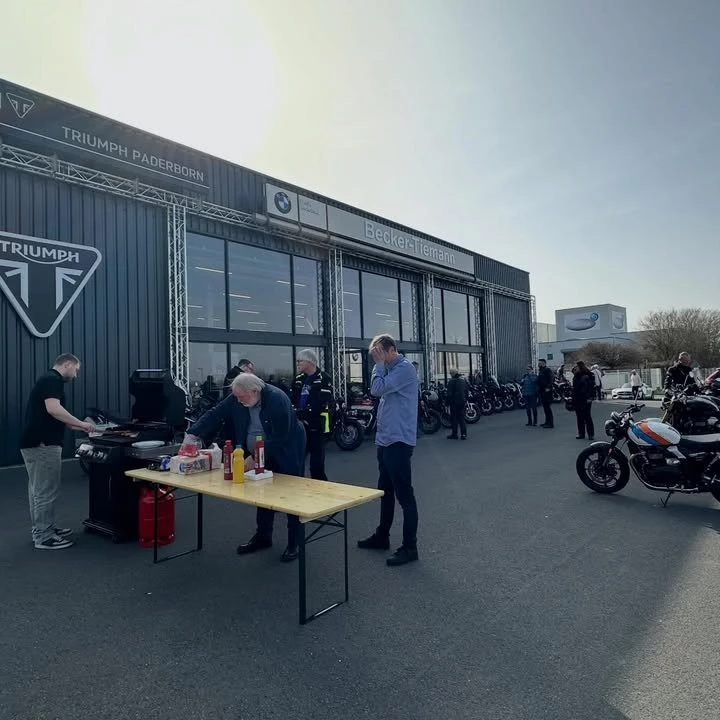 Vorschaubild für Post - Danke für euren regen Besuch am Samstag! Es war toll zu sehen, wie viele von euch die neuen Modelle unter die Lupe genommen und direkt für eine Testrunde ausgeführt haben. 💨

Neben den neuen Bikes gab es eine leckere Bratwurst vom Grill und die Stimmung war einfach entspannt und heiter. 🌭✨

Gute Nachricht für alle, die es am Samstag nicht geschafft haben:
Das Wetter bleibt uns treu! Schnappt euch euren Helm und kommt vorbei. Die Vorführer stehen bereit – nutzt die Sonnenstrahlen für eine Probefahrt auf eurem Wunschmodell.

Wir sehen uns im Laden! 👋

#triumphpaderborn #triumphgermany #beckertiemannpaderbon #neumodelle