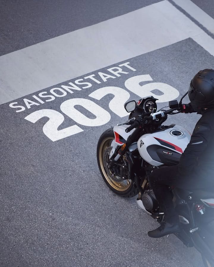 Vorschaubild für Post - Saisoneröffnung bei Triumph Paderborn!

In wenigen Wochen fällt der Startschuss für die neue Saison! Wir können es kaum erwarten, wieder gemeinsam mit euch Asphalt unter die Räder zu nehmen.

Kommt vorbei und feiert mit uns den Saisonauftakt:

📅 Wann? Samstag, 11. April
🕙 Uhrzeit: 10:00 – 17:00 Uhr
📍 Wo? Halberstädter Straße 53, Paderborn

Was euch erwartet:
• Probefahrten: Testet unsere neuesten Modelle und spürt den typischen Triumph-Triple-Sound.

• Aussteller: Auf euch warten wieder eine vielfältige Auswahl an Ausstellern

• Food & Drinks: Für das leibliche Wohl ist natürlich bestens gesorgt!

Das gesamte Triumph Paderborn-Team von Becker-Tiemann Motorrad freut sich darauf, alte Bekannte und neue Gesichter in der Halberstädter Straße zu begrüßen.

Markiert euch den Termin fett im Kalender und bringt eure Freunde mit. Wir sehen uns! 🤘 

#Triumphpaderborn #BeckerTiemannMotorrad #Motorradbeckertiemann #Saisoneröffnung2026 #Triumphgermany