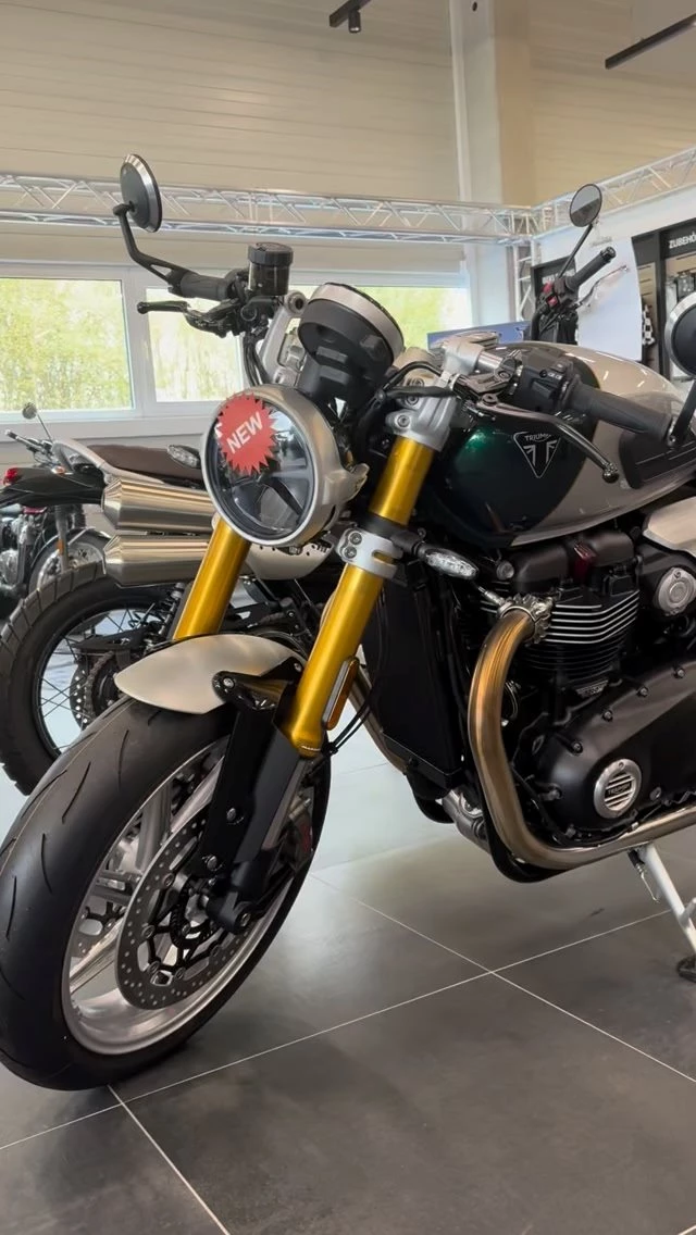 Vorschaubild für Post - Die brandneue **Triumph Speed Twin 1200 Café Racer Edition** ist frisch bei uns eingetroffen und wartet nur darauf, von dir bewundert zu werden! 

Erlebe sie morgen, am Samstag, 11.04., von 10 bis 17 Uhr live bei unserem Saisonstart. 
Schnapp dir deine Freunde und komm vorbei, das Wetter wird auch triumphtastisch!

#motorradbeckertiemann #triumphspeedtwin1200 #triumphpaderborn #saisonstart