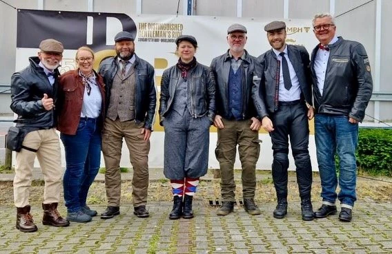 Vorschaubild für Post - Trotz durchwachsenem Wetter am frühen Morgen ließen sich sieben von uns den Distinguished Gentleman’s Ride am vergangenen Sonntag nicht entgehen. ☔🏍️🎩

Zwar hatten sich ursprünglich deutlich mehr Teilnehmer angekündigt, doch das Wetter wollte zunächst nicht ganz mitspielen. Umso schöner, dass sich trotzdem eine kleine, aber motivierte Truppe gefunden hat, um gemeinsam ein wichtiges Zeichen zu setzen: für Männergesundheit und die Prostatakrebsforschung. 💙

Bereits um 8 Uhr morgens ging es für unsere Fahrer vom Standort Lage aus in Richtung Osnabrück-Ibbenbüren zum großen Sammelevent, bei dem sich über 100 stilvoll gekleidete Motorradfahrer trafen. Wie man auf den Bildern sehen kann: Eleganz, gute Laune und jede Menge Spaß gehörten definitiv dazu.☺️

Besonders stark: Gemeinsam konnten im Vorfeld bereits über 1.000 Euro gesammelt und für den guten Zweck gespendet werden. 👏

Vielen Dank an alle, die dabei waren, unterstützt oder gespendet haben. Ihr habt das großartig gemacht! 🙏

#DistinguishedGentlemansRide #triumphmotorcycle #beckertiemannmotorrad