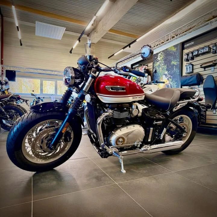 Vorschaubild für Post - Klassischer Look. Moderner Fahrspaß. 

Die Triumph Bonneville Speedmaster lockt mit ihrem unverwechselbaren Bonneville-Design, entspannter Sitzposition und sattem Zweizylinder-Charakter. Egal ob Feierabendrunde oder Wochenendtour – sie ist der perfekte Begleiter für alle, die stilvoll unterwegs sein möchten.

Wer einmal aufgestiegen ist, möchte meist gar nicht mehr absteigen. 😉

📍 Jetzt bei Becker-Tiemann Motorrad entdecken.

📞 Vereinbare deine Probefahrt und erlebe die Speedmaster selbst.

#beckertiemannmotorrad  #triumphbonneville #triumphpaderborn  #bonnevillespeedmaster
