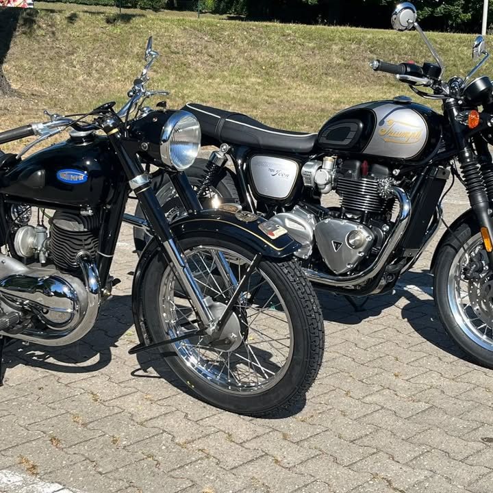 Vorschaubild für Post - Zwischen diesen beiden Hübschen liegen ca. 70 Jahre Motorradgeschichte.
Die Bonneville T 120 Icon kann bei uns live erleben.

#triumphchemnitz 
#triumphteamchemnitz 
#triumphgermany 
#triumphmotorcycles 
#fortheride
