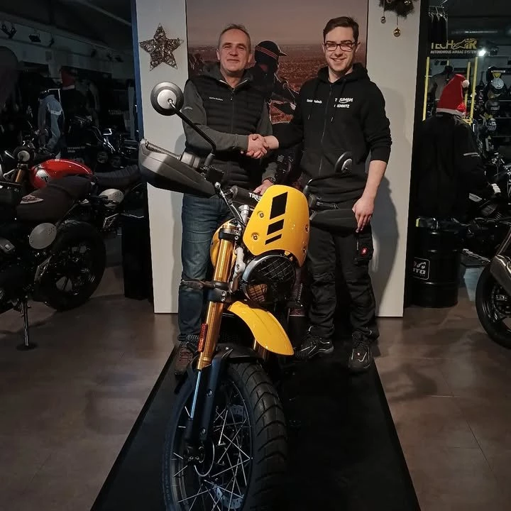 Vorschaubild für Post - Generationswechsel in der Geschäftsführung - Marco übergibt zum 01.01.26 den Staffelstab an seinen Sohn. Ab jetzt führen Tino und Daniel das Geschäft von Triumph Chemnitz. Marco unterstützt uns weiterhin in gewohnter Form.

#triumphchemnitz 
#triumphteamchemnitz 
#triumphgermany 
#triumphmotorcycles 
#fortheride