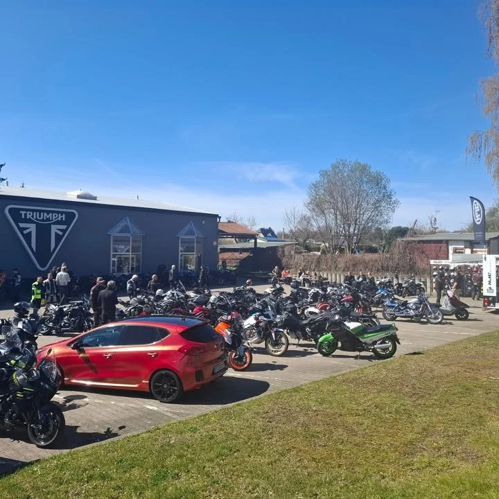 Vorschaubild für Post - Unser Saisonstart letztes Wochenende war ein voller Erfolg.
Die Firma BASEG aus Chemnitz hat mit einer Folierung die Triumph Bonneville T120 sowie die Triumph Daytona 660 noch schöner gemacht. Danke dafür... 

#triumphchemnitz
#triumphteamchemnitz
#triumphgermany
#triumphmotorcycles
#fortheride