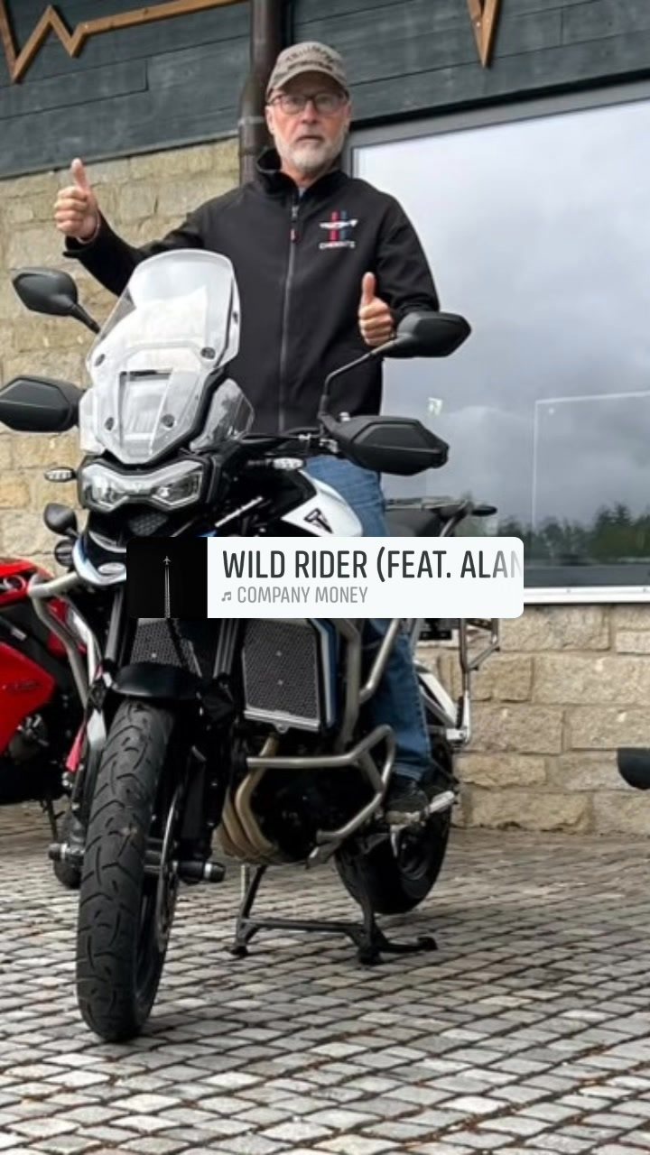 Vorschaubild für Post - Wie jedes Jahr ist Mario mit seinen Kumpels unterwegs und macht die Straßen unsicher. Dieses Jahr ist er mit einer Triumph Tiger 900 Alpine unterwegs, damit er bequem anreisen kann und sein Gepäck ohne Probleme transportieren konnte. Viel Spaß noch...
#triumphteamchemnitz #triumphchemnitz #triumphgermany #triumphfortheride ##triumphmotorcyles