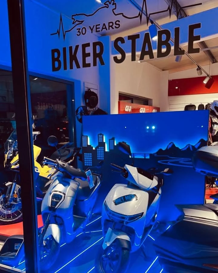 Vorschaubild für Post - „Der neue #Honda #CUVe bringt frischen Wind aufs Land 🌾
Kein Motorlärm, kein Benzin – nur du, dein Weg und die Natur.

Mit bis zu 70 km Reichweite, cleverer Akku-Technologie und leisen Elektropower wird jeder Weg zum Erlebnis.

⚡ Lade ihn daheim.
🚜 Fahr ihn überall.
🌤 Genieße die Freiheit.

#HondaCUVe #Elektromobilität #Landliebe #E-Scooter #Landleben #NachhaltigUnterwegs #HondaPower #RuralRide #ZeroEmissions 
hondamotorrad_de