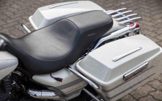 Gebrauchtmotorrad Harley-Davidson Electra Glide Classic FLHTC - Bild 9