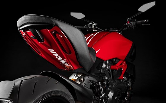 Neufahrzeug Ducati Diavel 1260 S Red - Bild 4