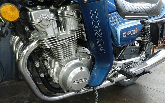 Gebrauchtmotorrad Honda CB 750 F - Bild 4 Gebrauchtmotorrad Honda CB 750 F - Bild 4