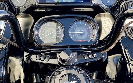 Gebrauchtmotorrad Harley-Davidson CVO Road Glide FLTRXSE - Bild 10