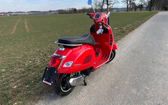 Neufahrzeug Vespa GTS 300 hpe Super - Bild 3 Neufahrzeug Vespa GTS 300 hpe Super - Bild 3