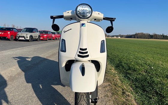 Neufahrzeug Vespa GTS 300 Super - Bild 4 Neufahrzeug Vespa GTS 300 Super - Bild 4