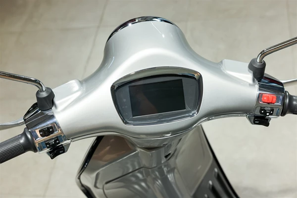 Vespa Elettrica 70 km/h (Nero Profondo) - Bild 2