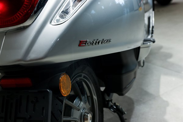 Vespa Elettrica 70 km/h (Nero Profondo) - Bild 3