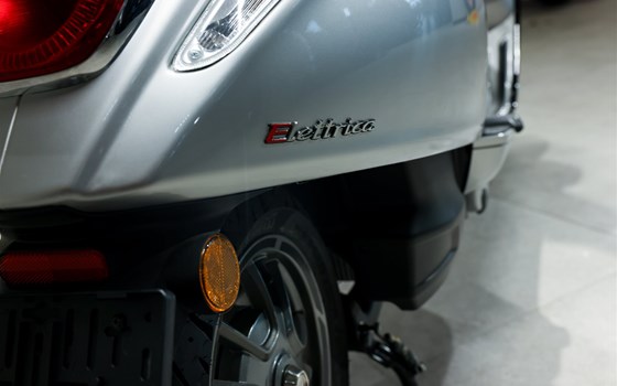 Neufahrzeug Vespa Elettrica 70 km/h - Bild 3 Neufahrzeug Vespa Elettrica 70 km/h - Bild 3