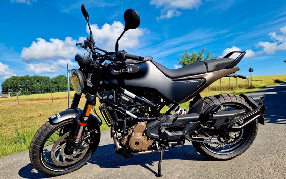 Gebrauchtmotorrad Husqvarna Svartpilen 401 - Bild 2