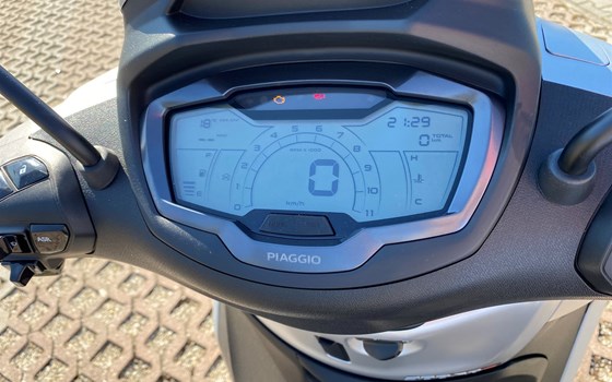 Neufahrzeug Piaggio Beverly S 300 hpe - Bild 5 Neufahrzeug Piaggio Beverly S 300 hpe - Bild 5