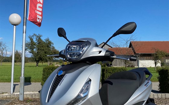 Neufahrzeug Piaggio Beverly S 300 hpe - Bild 6 Neufahrzeug Piaggio Beverly S 300 hpe - Bild 6