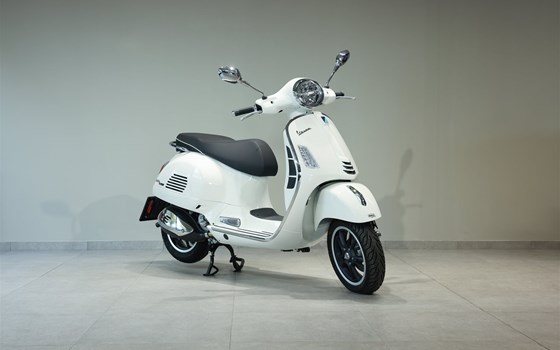Neufahrzeug Vespa GTS 300 hpe Super - Bild 1 Neufahrzeug Vespa GTS 300 hpe Super - Bild 1