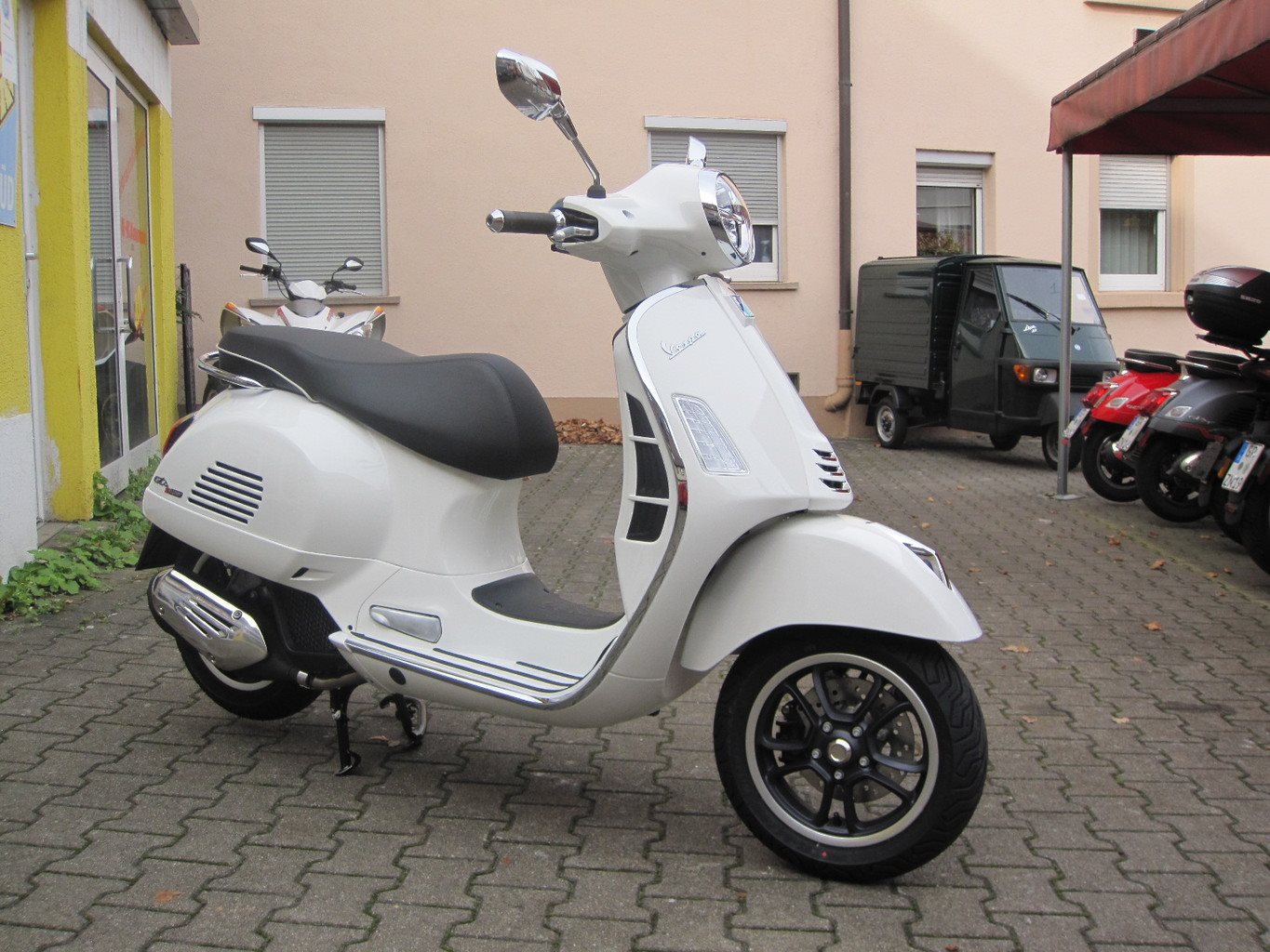 Vespa GTS Super 125 Roller/Scooter in Weiß gebraucht in Darmstadt für €  5.200