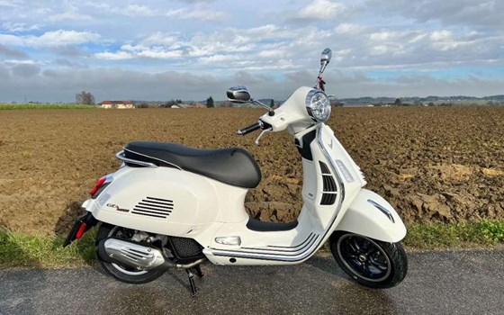 Neufahrzeug Vespa GTS 300 Super - Bild 2 Neufahrzeug Vespa GTS 300 Super - Bild 2