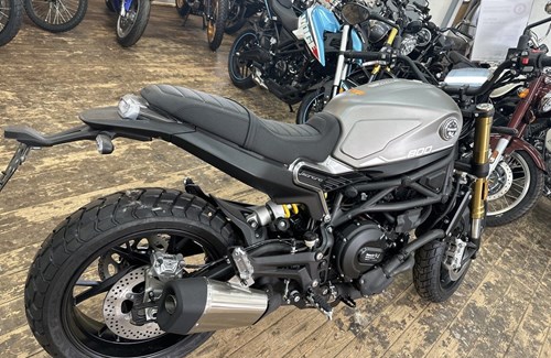 Neumotorrad Benelli Leoncino 800