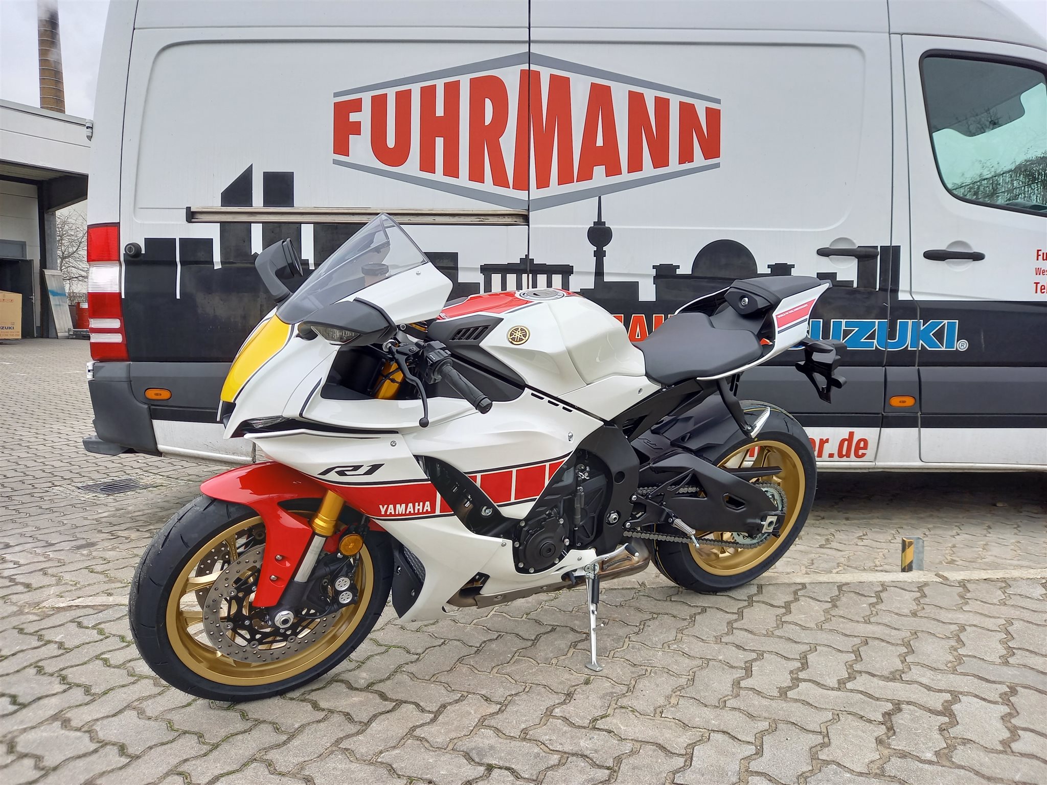 Motorrad Yamaha R1 World GP 60th Anniversary +INZAHLUNG, Baujahr: , 0 km ,  Preis: 24.999,00 EUR. aus Baden-Württemberg