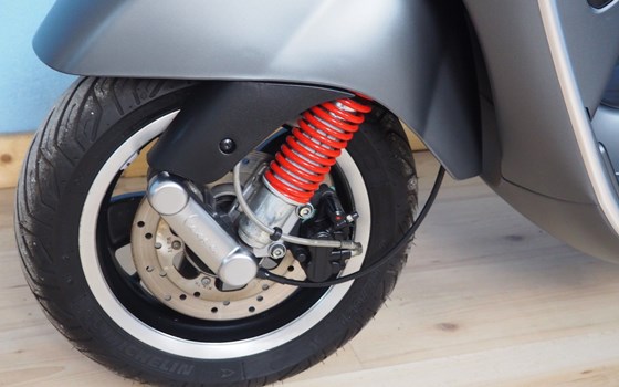 Gebrauchtmotorrad Vespa GTS 300 i.e. Super Sport - Bild 11 Gebrauchtmotorrad Vespa GTS 300 i.e. Super Sport - Bild 11