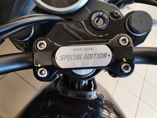 Moto Guzzi V7 Stone Special Edition (schwarz) - Bild 7