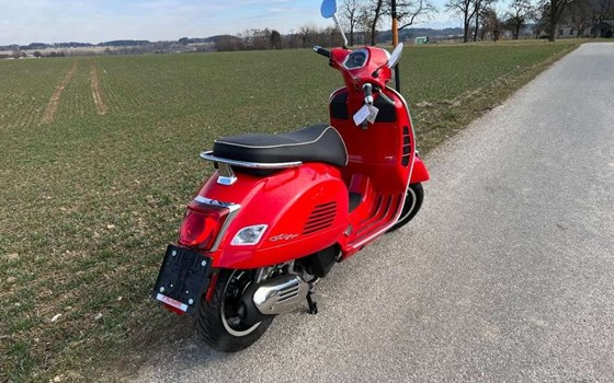 Neufahrzeug Vespa GTS 300 Super - Bild 3 Neufahrzeug Vespa GTS 300 Super - Bild 3