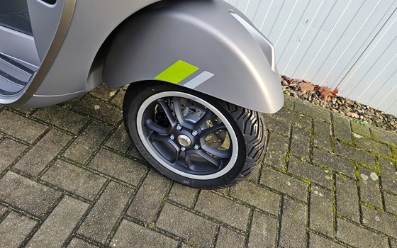 Neufahrzeug Vespa GTS 300 Super Tech - Bild 10