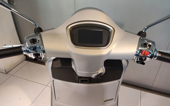 Neufahrzeug Vespa GTS 125 Super Tech - Bild 6