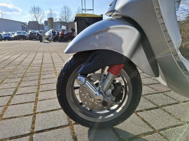 Angebot Vespa Elettrica 70 km/h Bild 8: Angebot Vespa Elettrica 70 km/h