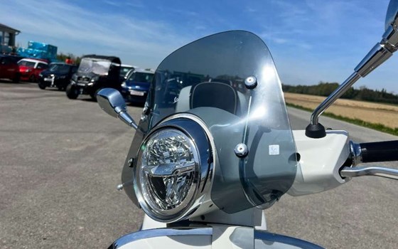 Neufahrzeug Vespa GTS 300 Super - Bild 6 Neufahrzeug Vespa GTS 300 Super - Bild 6