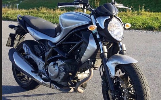 Gebrauchtmotorrad Suzuki SFV 650 Gladius - Bild 1 Gebrauchtmotorrad Suzuki SFV 650 Gladius - Bild 1