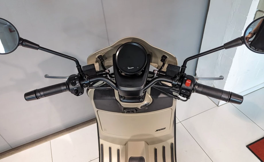 Angebot Vespa GTV 300 Special Edition Sei Giorni Euro4 Bild 13: Angebot Vespa GTV 300 Special Edition Sei Giorni Euro4