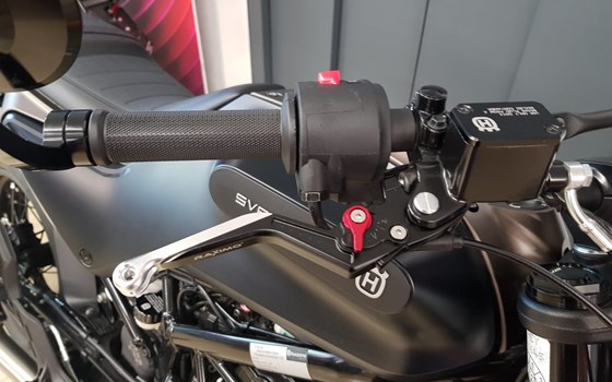 Gebrauchtmotorrad Husqvarna Svartpilen 125 - Bild 6 Gebrauchtmotorrad Husqvarna Svartpilen 125 - Bild 6