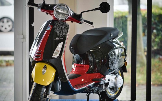 Neufahrzeug Vespa Primavera 50 Disney Mickey Mouse Edition - Bild 1