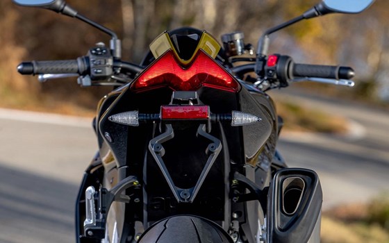 Neufahrzeug Aprilia Tuono V4 1100 Factory - Bild 4 Neufahrzeug Aprilia Tuono V4 1100 Factory - Bild 4