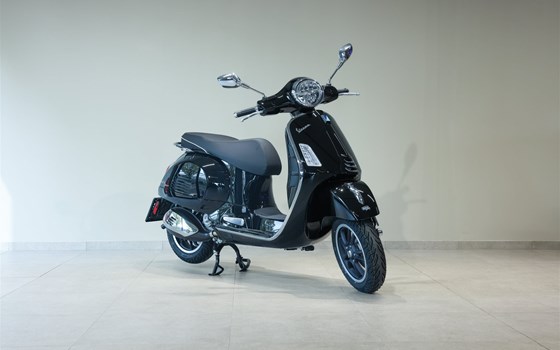 Neufahrzeug Vespa GTS 300 hpe Super - Bild 1 Neufahrzeug Vespa GTS 300 hpe Super - Bild 1