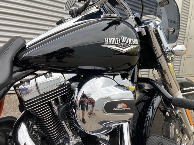Harley-Davidson Road King Classic FLHRC (Vivid Black) - Bild 2