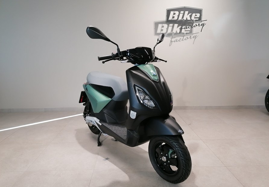 Piaggio 1 Active (schwarz)