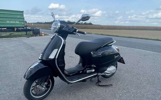 Gebrauchtmotorrad Vespa GTS 300 hpe Super - Bild 1 Gebrauchtmotorrad Vespa GTS 300 hpe Super - Bild 1