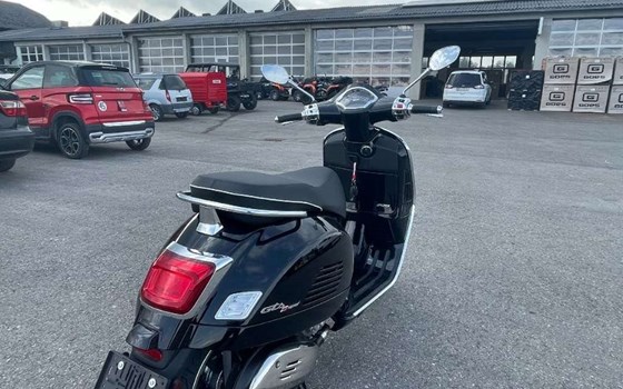 Gebrauchtmotorrad Vespa GTS 300 hpe Super - Bild 4 Gebrauchtmotorrad Vespa GTS 300 hpe Super - Bild 4