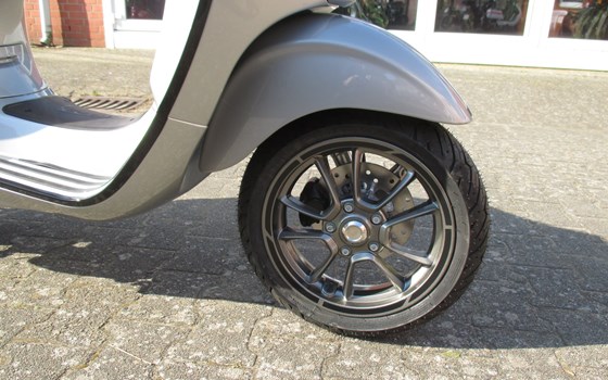 Neufahrzeug Vespa Elettrica - Bild 14