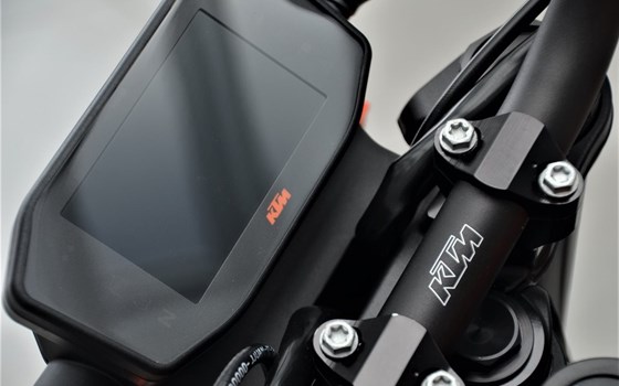 Neufahrzeug KTM 890 Duke - Bild 12